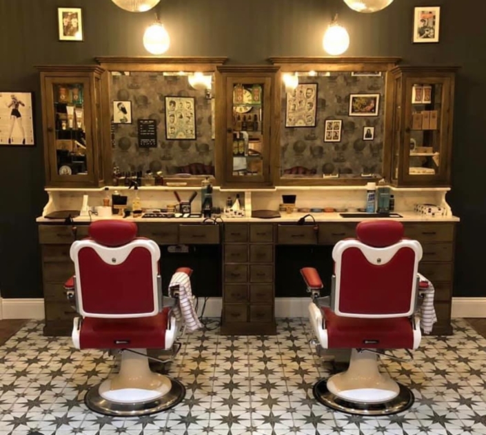 Vintage barberstation | Barber furniture | Solid wood with creme or green marble tops | High quality handcrafted barberfurniture | Barbershop interior | Classic barbershop styles