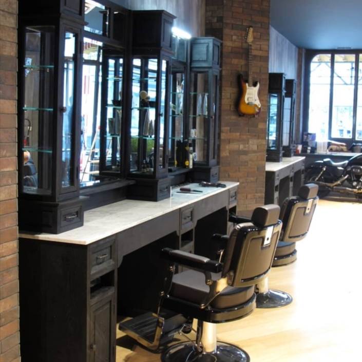 Classic black barber units | Black barber chair | Barbershop interior | Oldschool | Barberchairs heavy duty